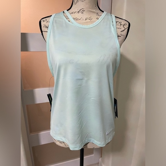 Tops - ⭐️ Nike Dri fit woman’s tank SZ medium NWT